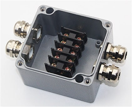 Vízmentes alumínium kötődoboz, bakelit sorkapoccsal 4 kivezetéses; 450V/24A - IP68