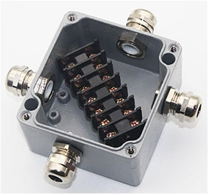 Vízmentes alumínium kötődoboz, bakelit sorkapoccsal 4 kivezetéses; 450V/24A - IP68